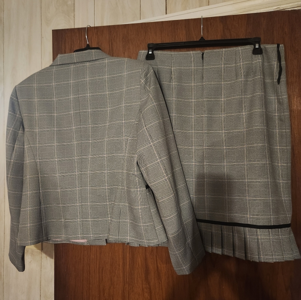 2pc suit - Picture 2 of 3
